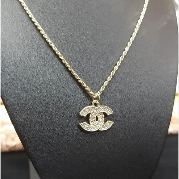 Repurposed Charm On 21" Unbranded Chain - Picture 3 of 6